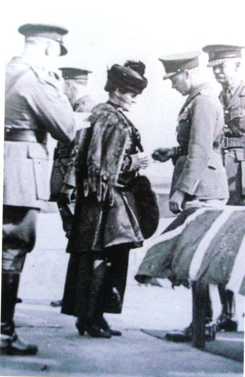 Mother receiving DCM, Oct 22, 1919.